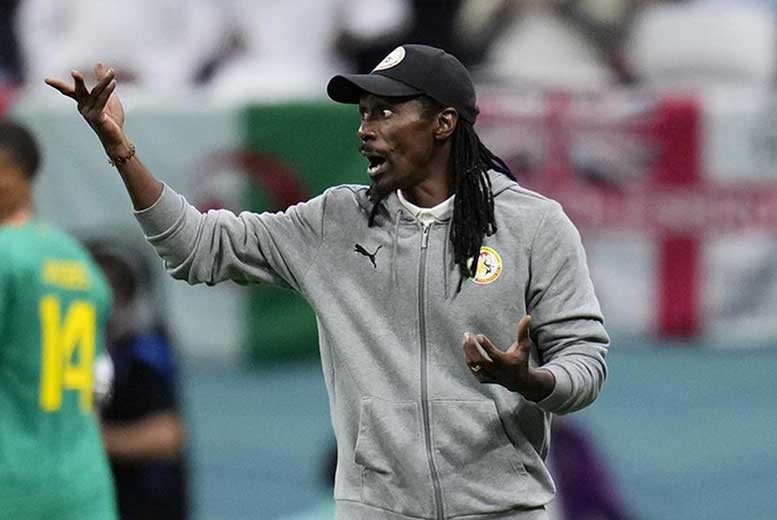 Тренеру чемпионов Африки по футболу не платят зарплату 6 месяцев