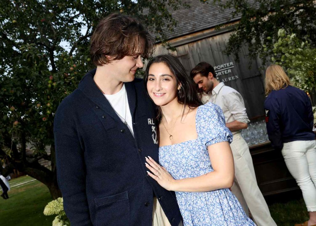 Кем работает девушка Кристофера Брайни?