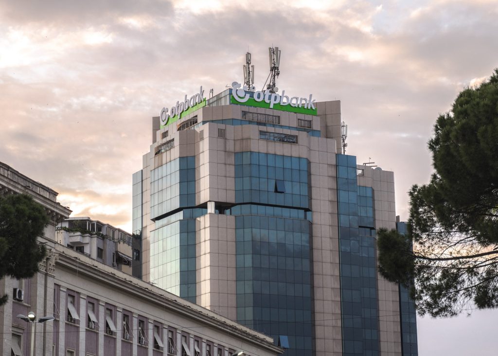 Какой банк в Албании самый лучший?