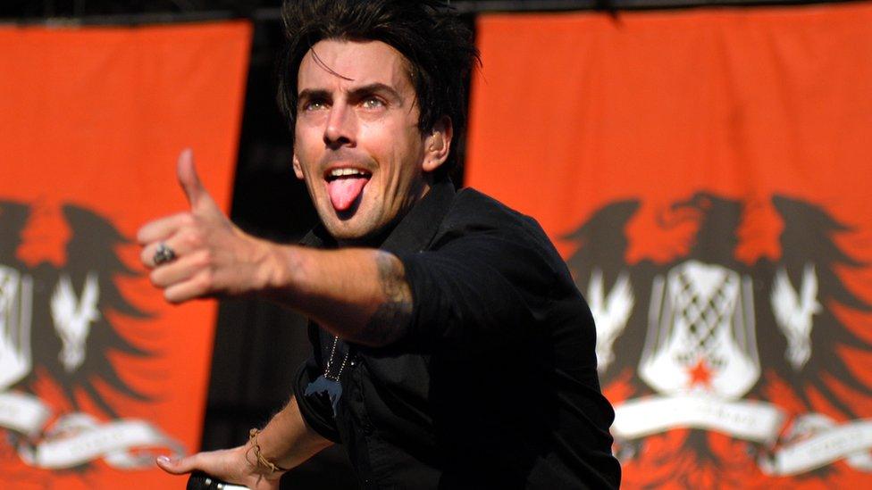 За что посадили в тюрьму вокалиста Lostprophets Иана Уоткинса?