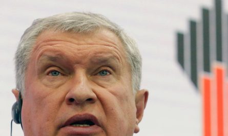 Какая зарплата у Игоря Сечина в день в 2024 году