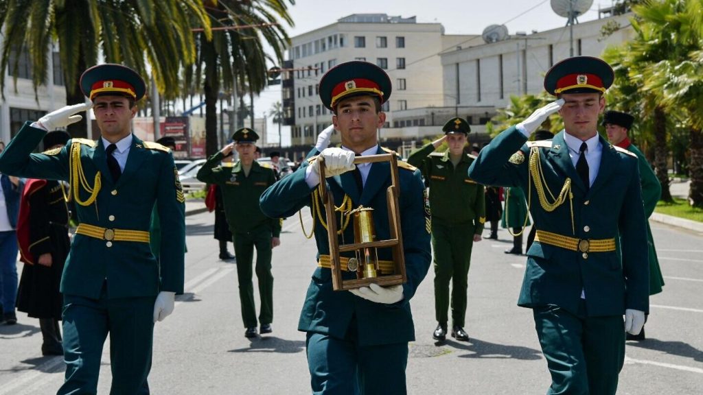 Какая зарплата у военных в Абхазии?