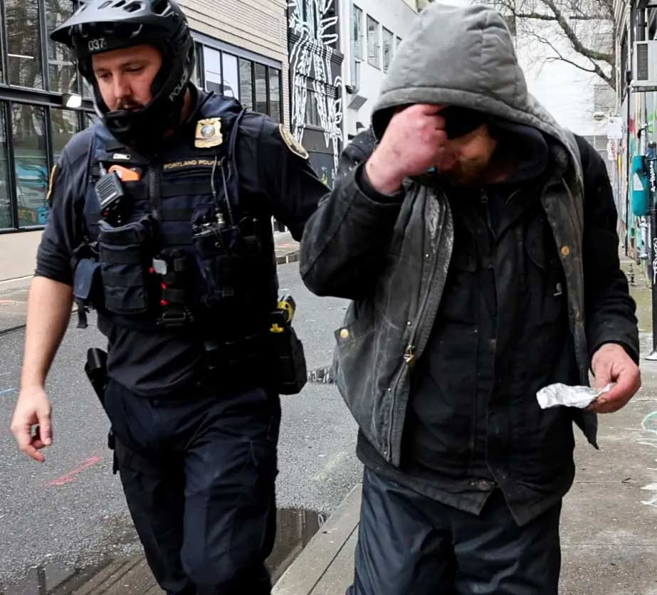 Как американские полицейские вытаскивают фентаниловых наркоманов из ада