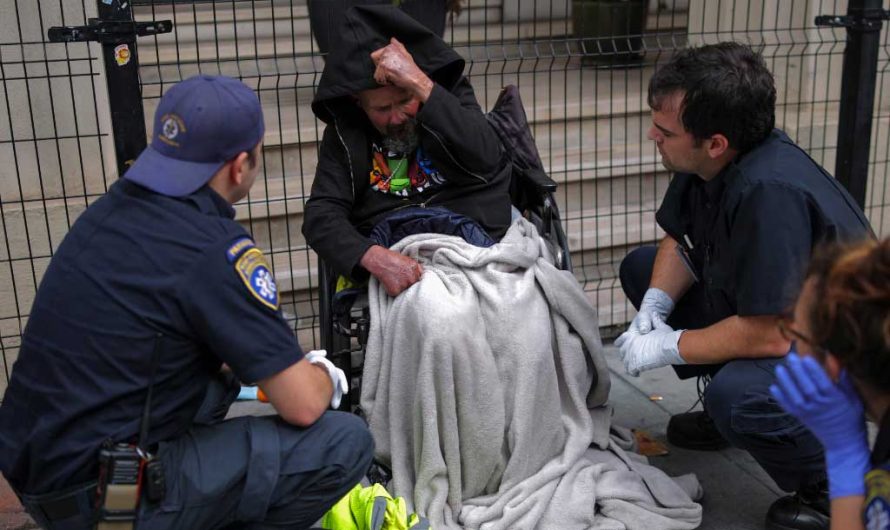 Как американские полицейские вытаскивают фентаниловых наркоманов из ада