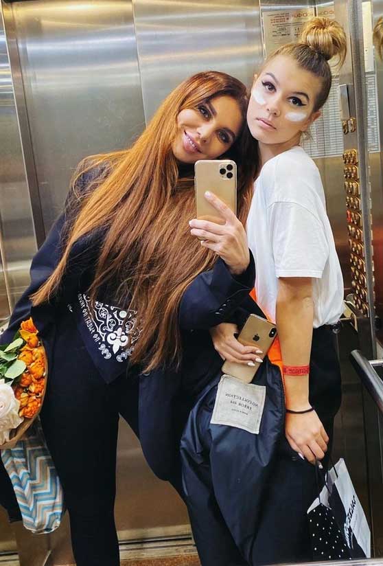 Пишет и маме, и дочке: откровения Анны Седоковой о навязчивом футболисте