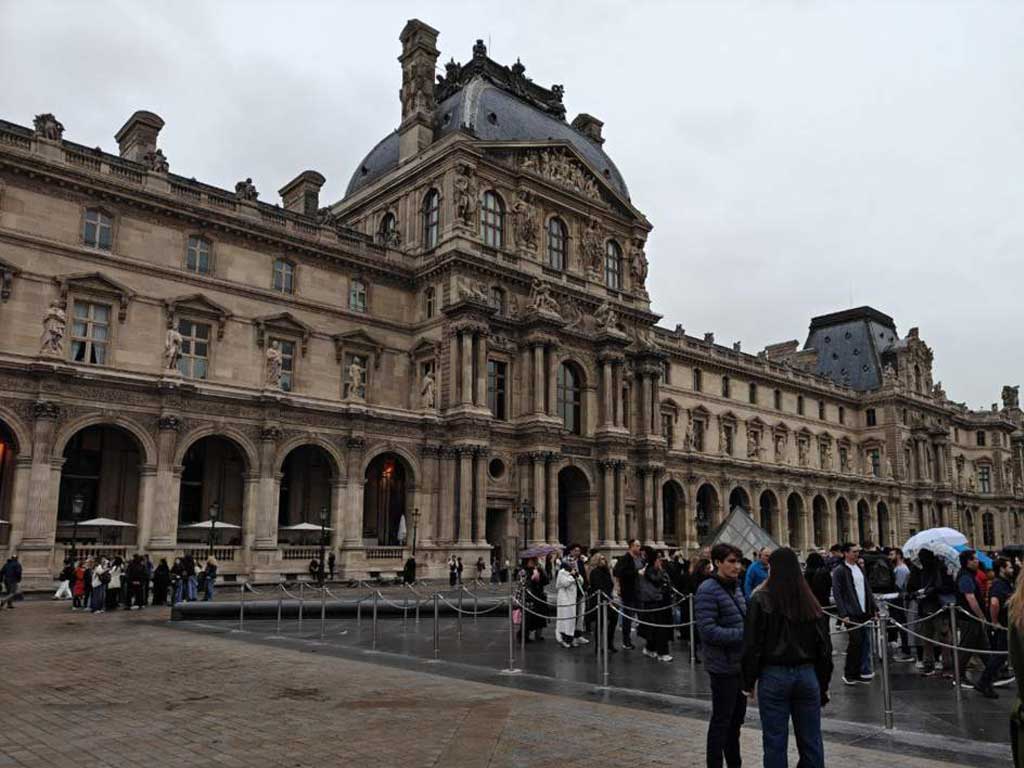 Архитектурные дефекты Лувра: слабые балки могут обрушить галерею Архитектурные дефекты Лувра: слабые балки могут обрушить галерею