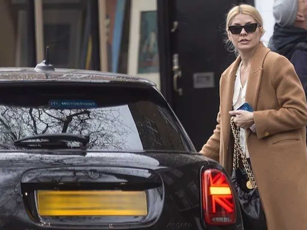 Суд оштрафовал Холли Уиллоби за столкновение с мопедом: что известно о деле