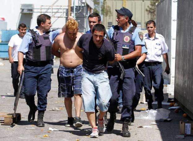 Как при мизерной зарплате выживают аргентинские полицейские?