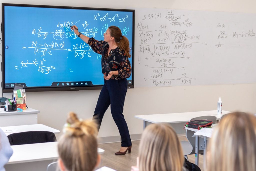 Что изменится в зарплате педагогов с 1 января 2026 года: оклад 70% и индексация