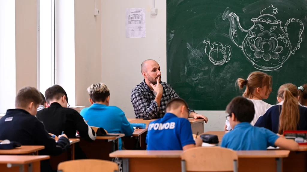 Что изменится в зарплате педагогов с 1 января 2026 года: оклад 70% и индексация