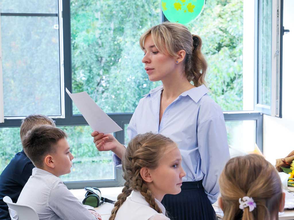 Почему зарплаты учителей так сильно различаются в разных регионах России?