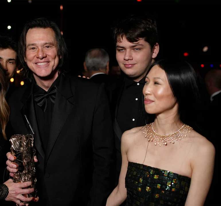 Что подтолкнуло Джима Керри раскрыть роман с художницей Минзи?