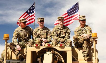 Правительство США финансирует армию: сколько платят солдатам в 2026 году