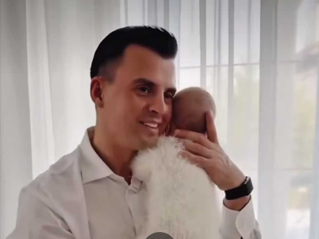 Кирилл Туриченко и его жена Дарья Тарасова показали фото с новорождённым Кирилл Туриченко и его жена Дарья Тарасова показали фото с новорождённым