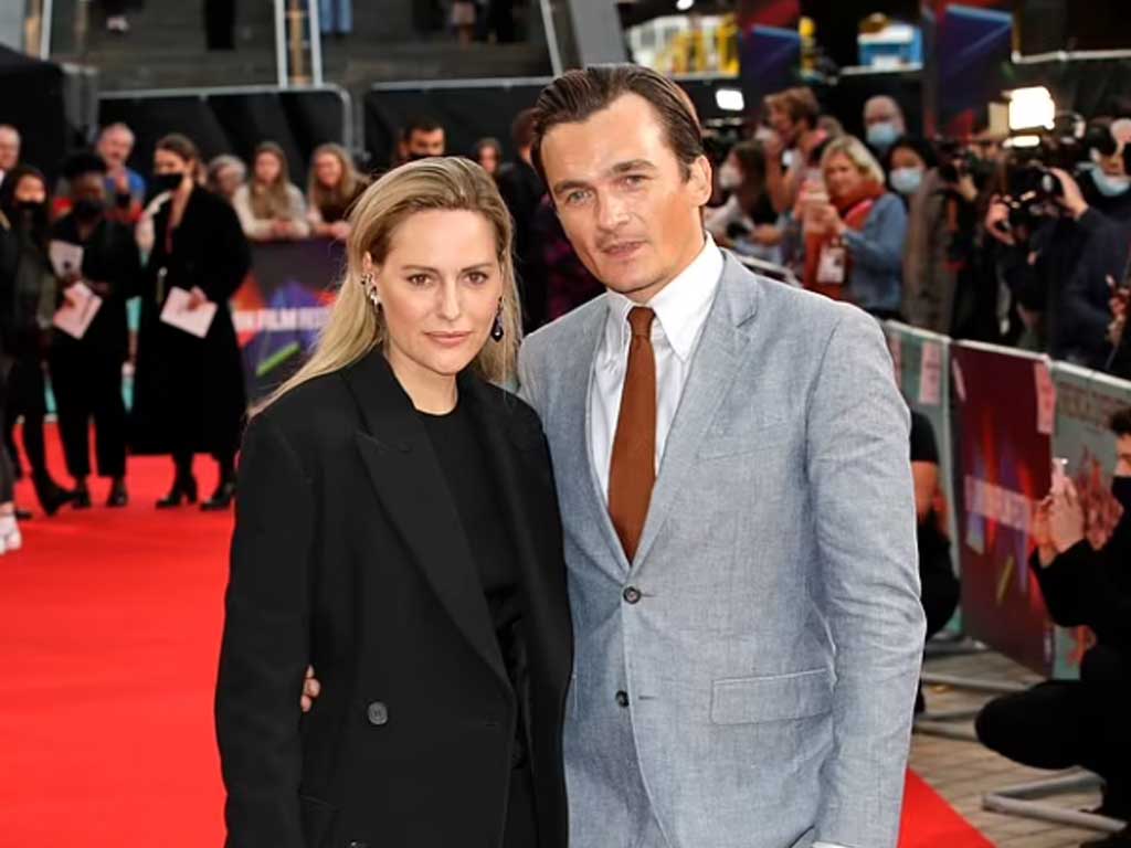 Кто такая Эйми Маллинз — чем занимается жена Руперта Френда?