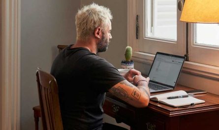 Работа из дома делает людей несчастнее? Что показало новое исследование и как сохранить психическое здоровье на удалёнке
