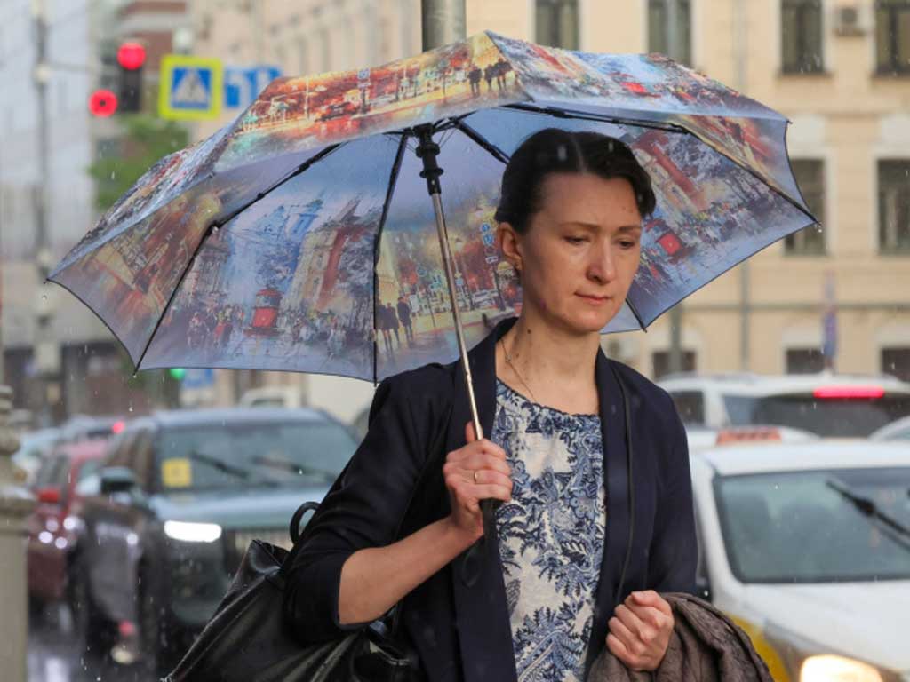Дожди вместо жары: почему Москва останется прохладной до конца июля и кому погода меняет планы